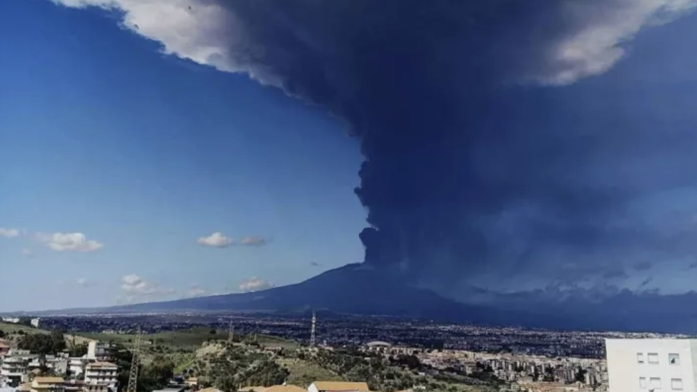 Etna, il cratere Voragine cresce: bordo supera i 3.400 metri