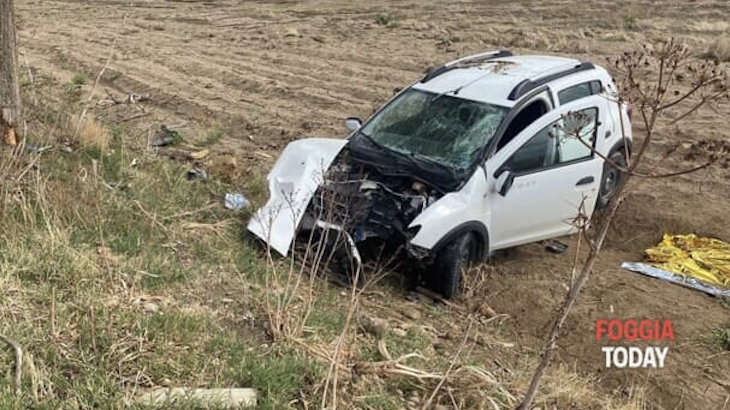 Foggia, auto esce fuori strada e si schianta contro un albero: morto 63enne