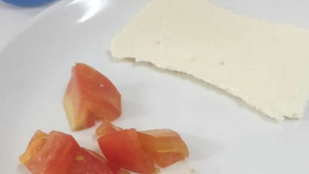 Salerno, mensa a base di formaggio e un pomodorino in una scuola elementare: infuria la polemica