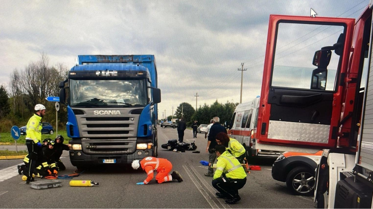 Si schianta con un’auto e finisce sotto un camion: Marco muore a 40 anni