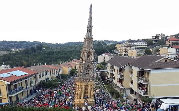 La processione va storta, la statua della Madonna cade tra la folla: fedeli in lacrime