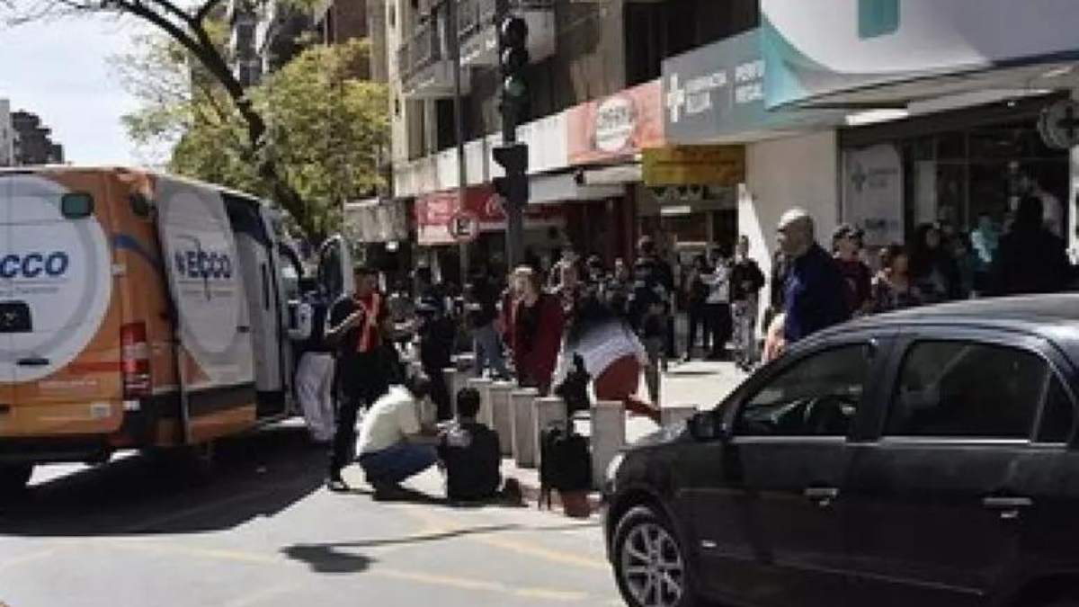 Travolge con l’auto 35 persone: paura a Cordoba, due sono gravi