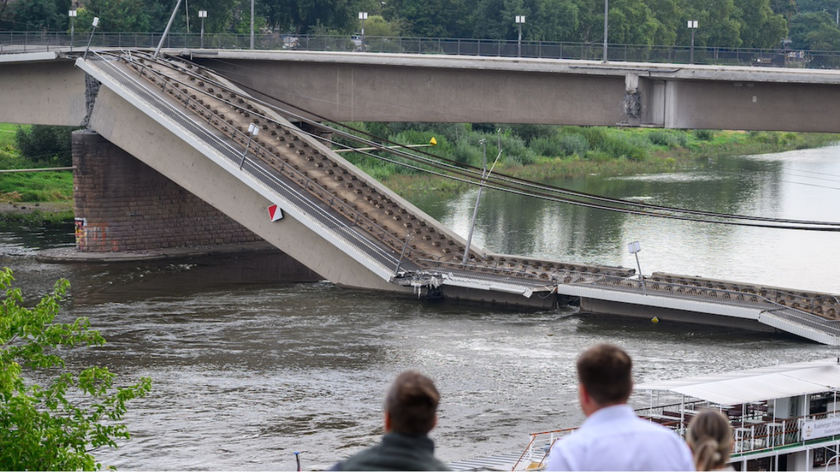 Dresda, crolla una parte del ponte Carola: paura e disagi