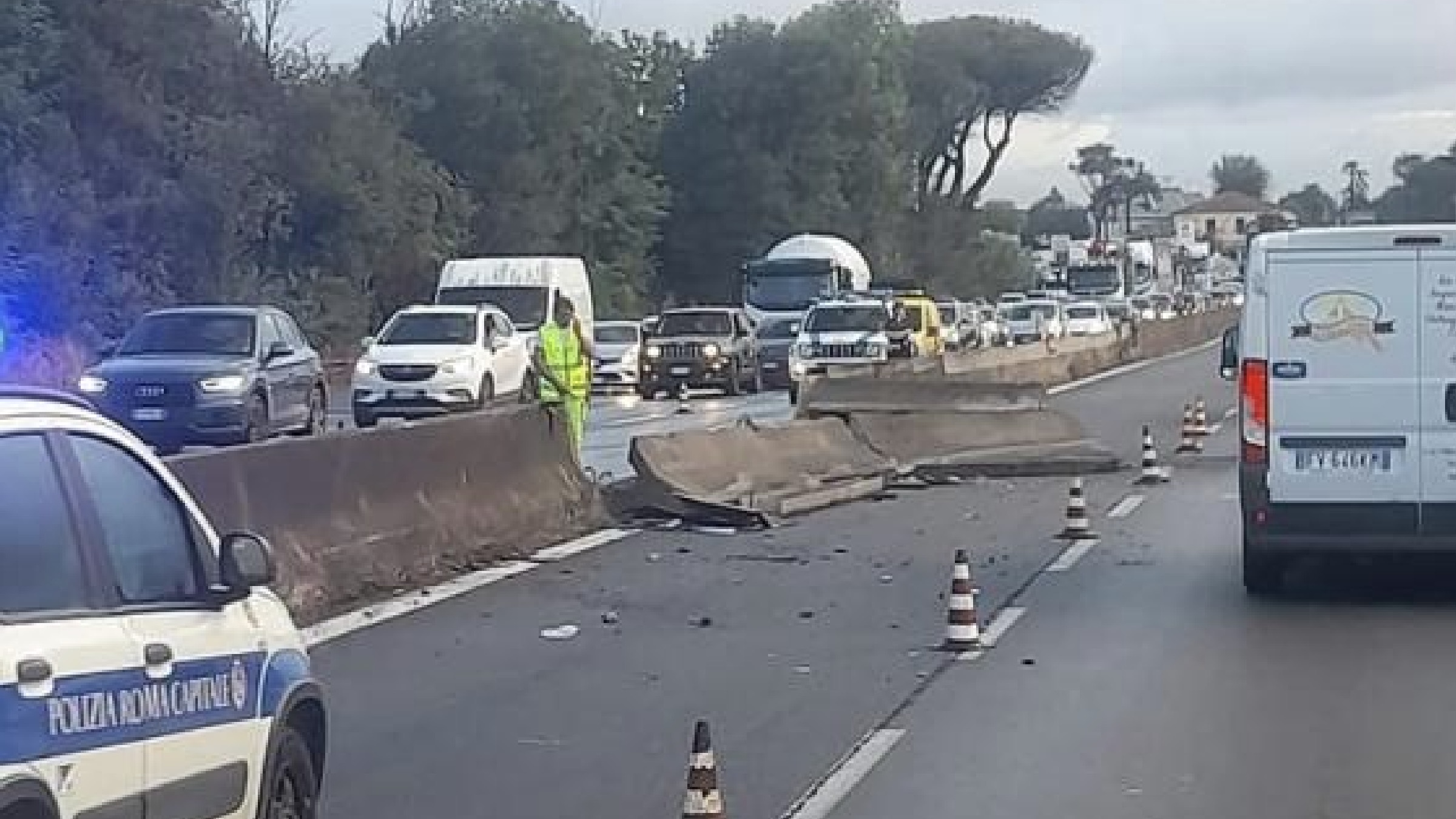 Incidente sulla Pontina, arrivano i soccorsi ma in auto non c’è nessuno