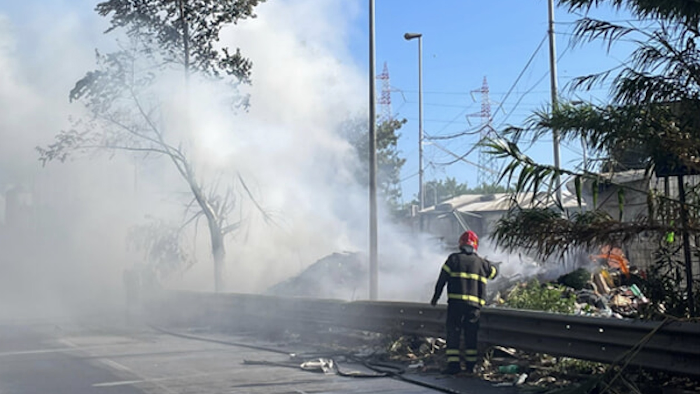 Napoli, rifiuti in fiamme: sostanze tossiche rilasciate durante il rogo