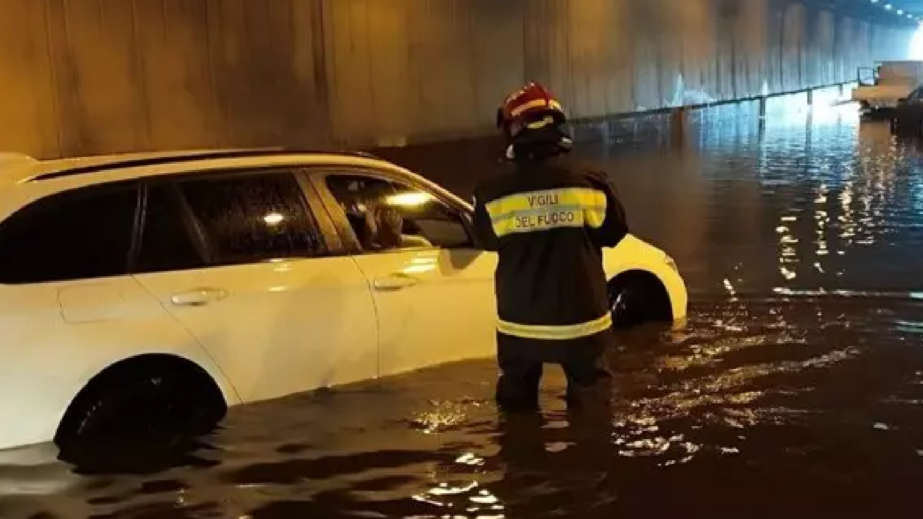 Maltempo senza fine: terrore in galleria, automobilisti bloccati