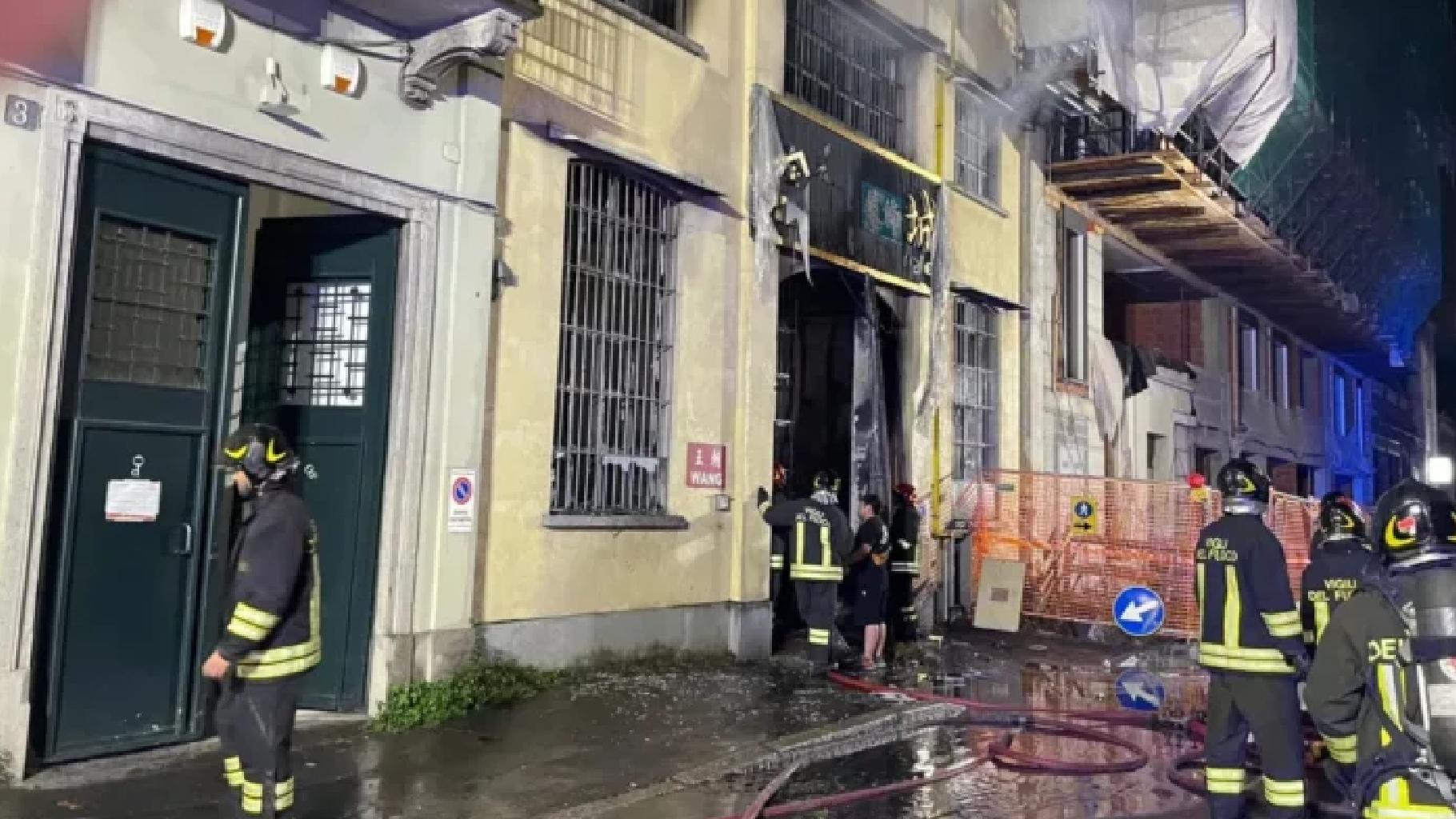 Incendio in un emporio di Milano: tre vittime giovanissime