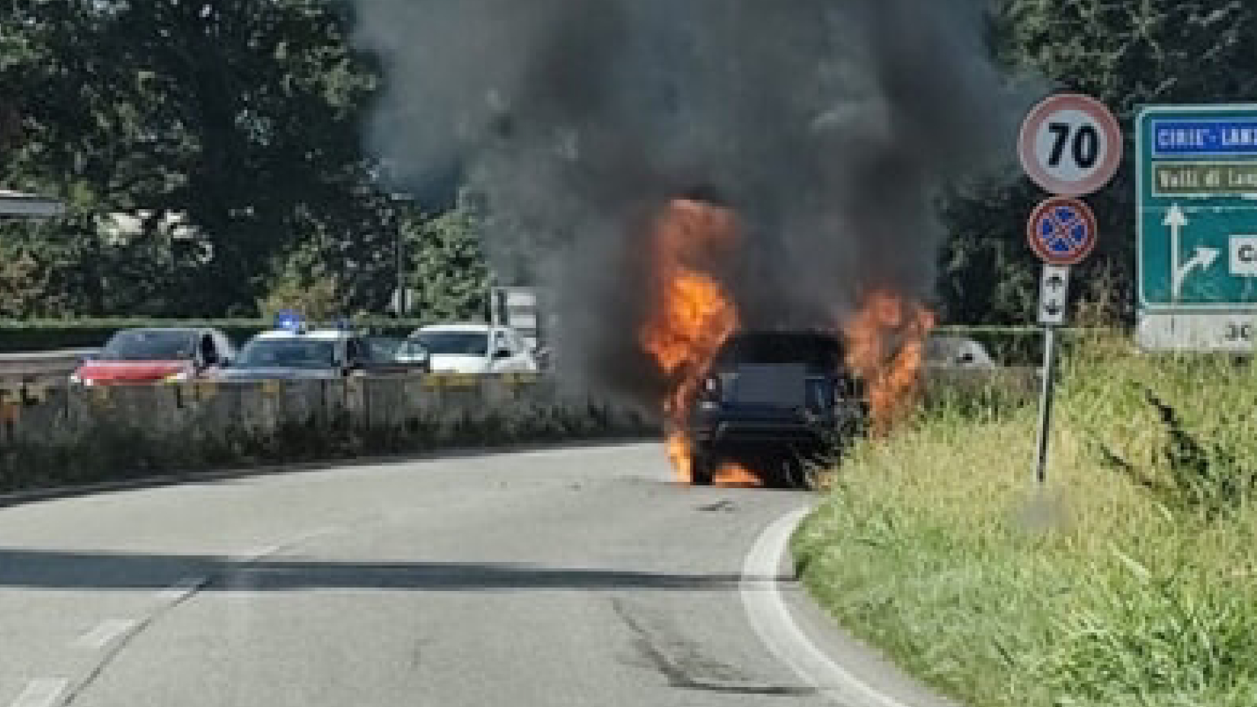 Auto va a fuoco in autostrada, tutto blocca: code infinite