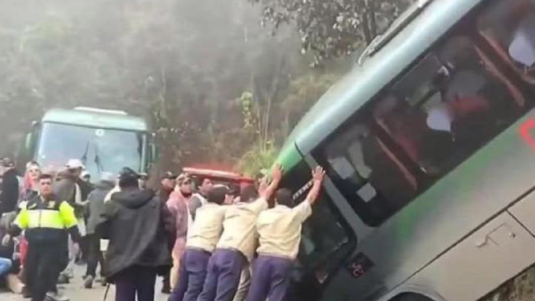 Perù, schianto tremendo: bus di turisti precipita dalla strada.  Italiani coinvolti