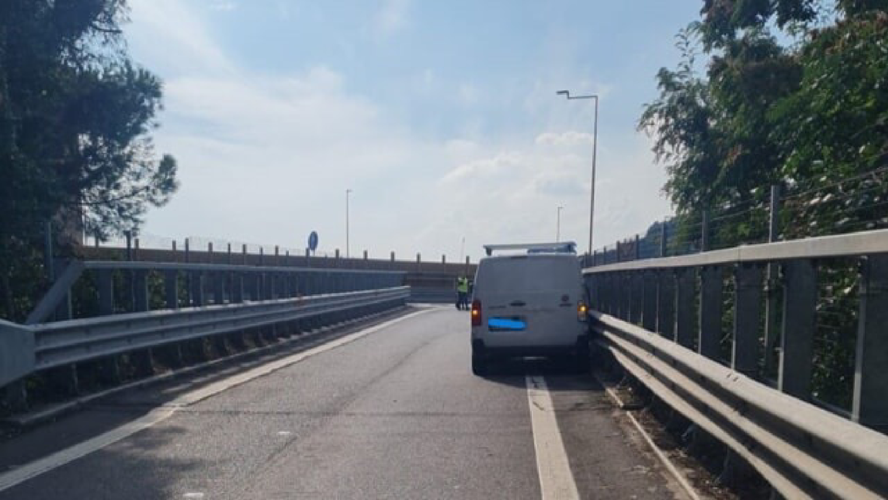 Mistero in autostrada, trovato cadavere vicino a un furgone: cosa è successo