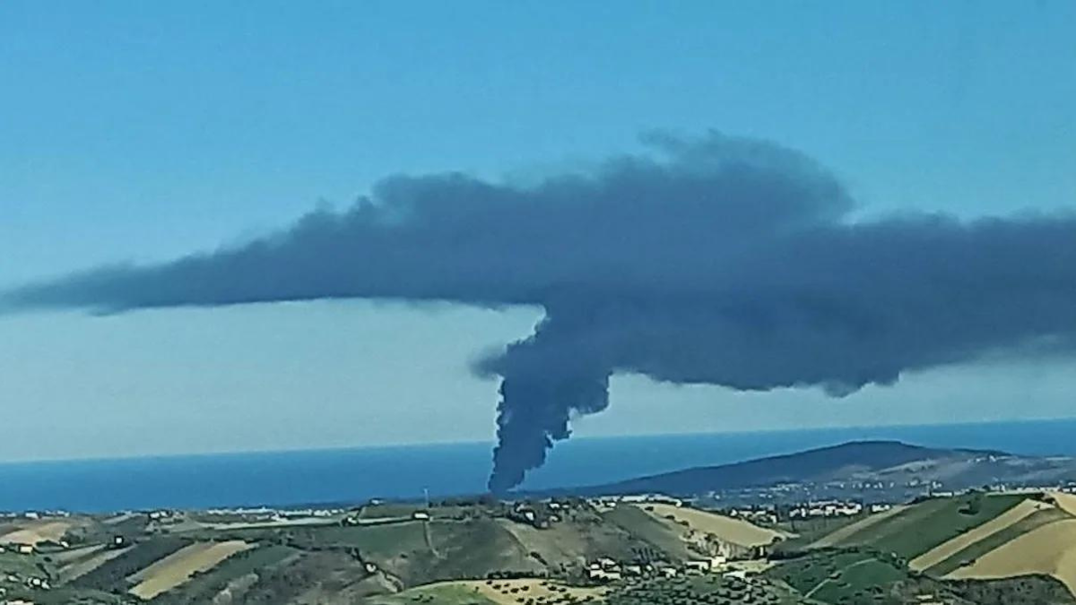 Teramo, vasto incendio nell’azienda di solventi Kemipol: le autorità vietano di uscire di casa