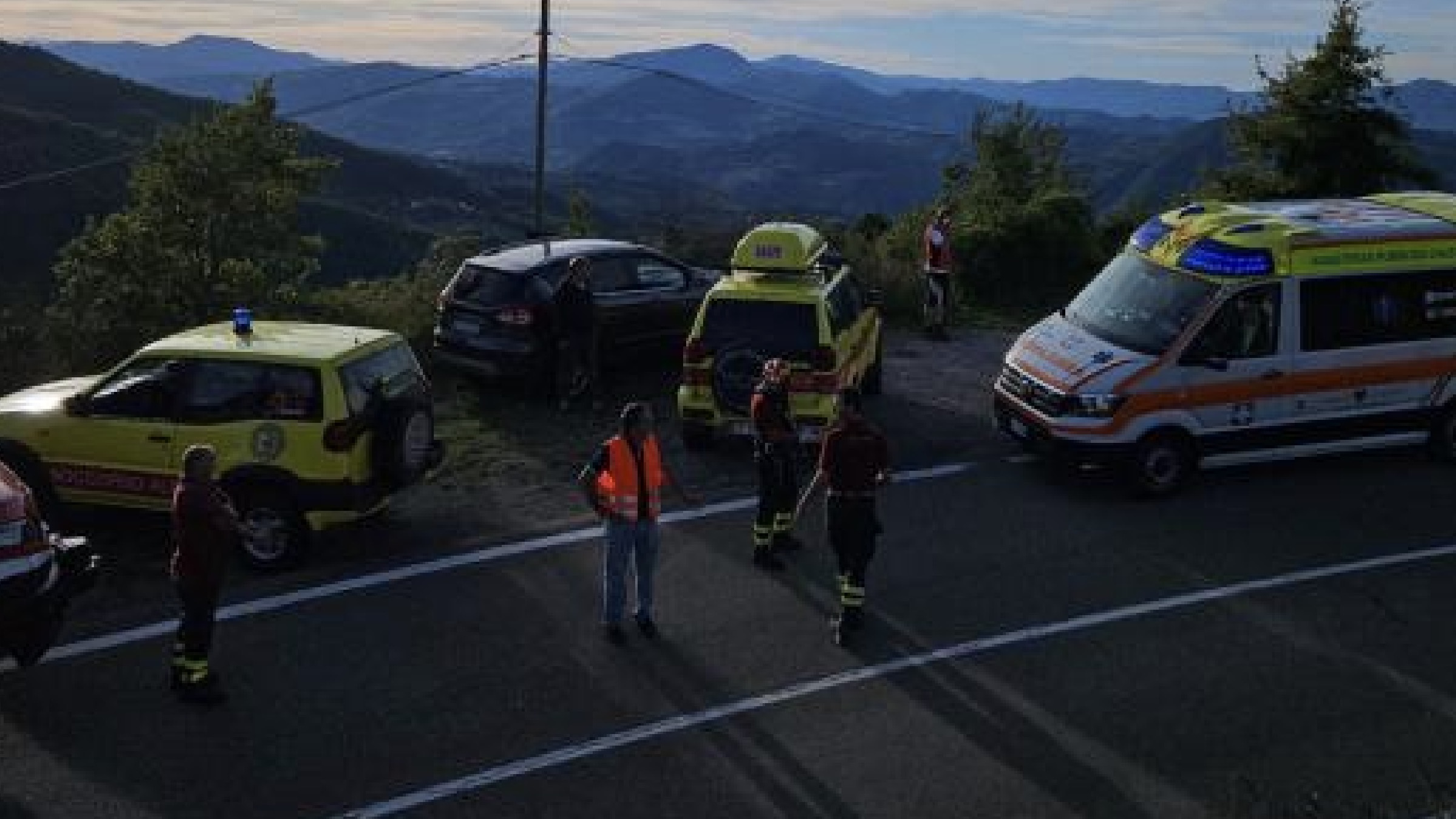 Casola di Terenzo, motociclista 34enne precipita in una scarpata e muore davanti ai suoi amici