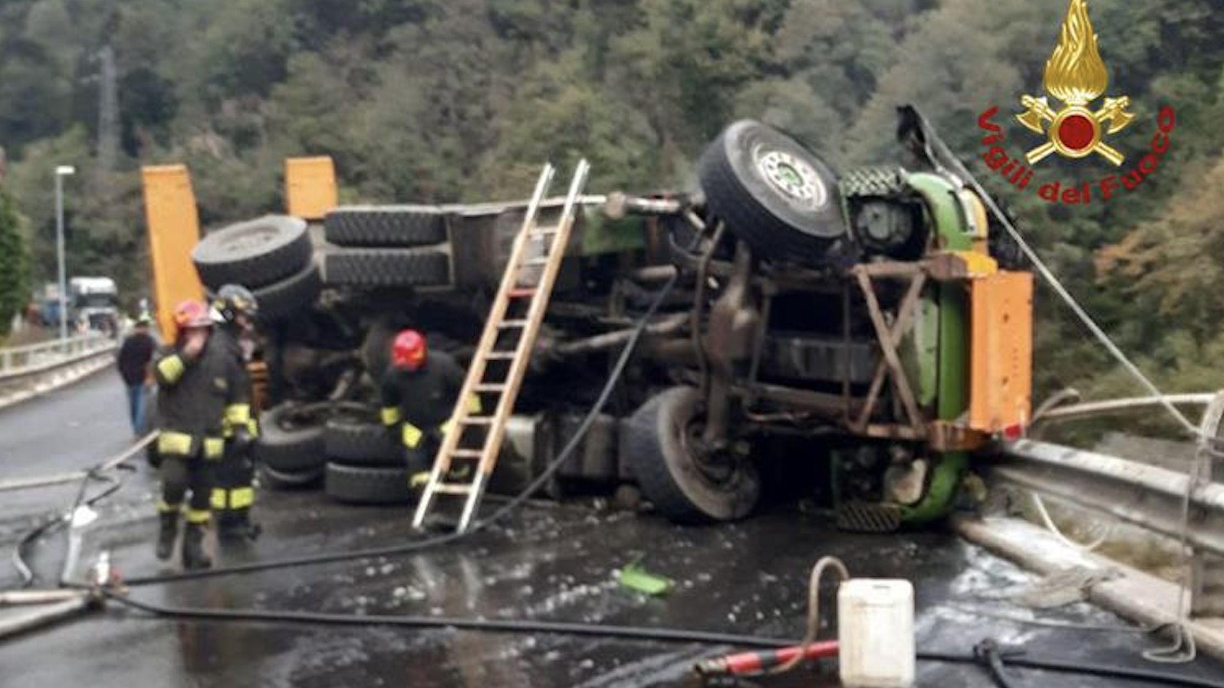 Udine, camion si ribalta e va a fuoco: morto il conducente