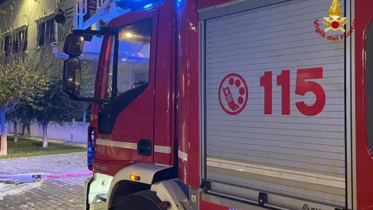 Vasto incendio in un capannone: panico nel milanese