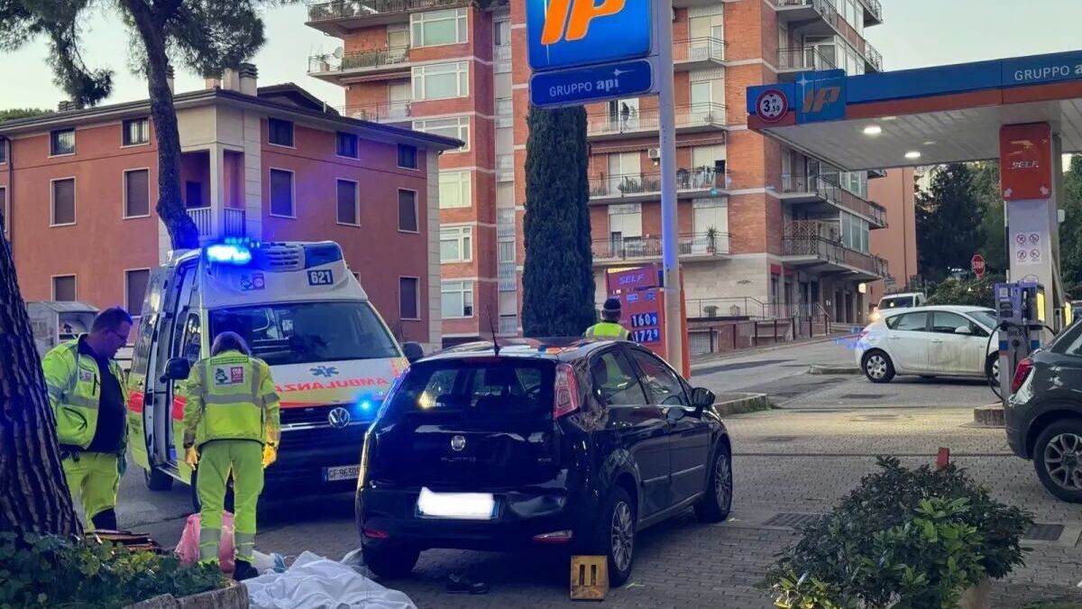 Tragedia a Perugia: automobilista muore schiacciata dalla sua auto mentre fa benzina