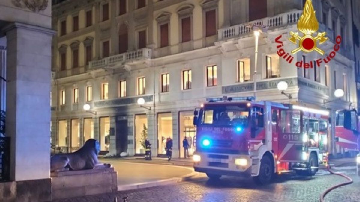 Padova, incendio da Zara: il magazzino del negozio del centro prende fuoco nella notte