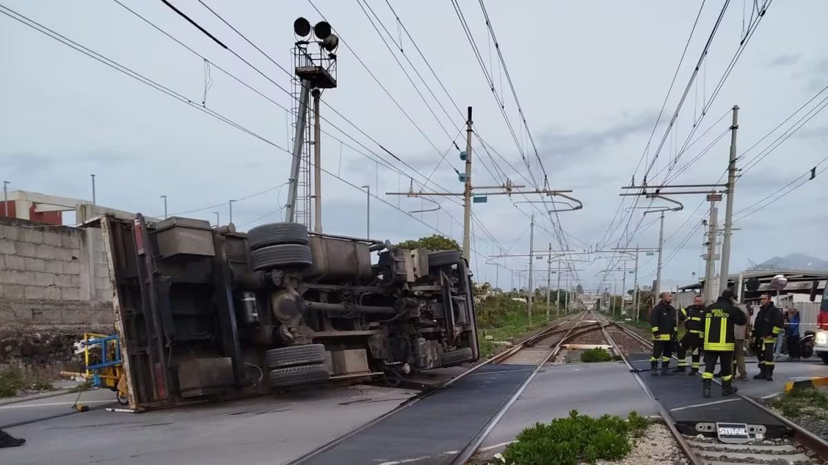 Si ribalta un camion con gru, caos a Torre Annunziata: treni sospesi sulla Napoli Salerno