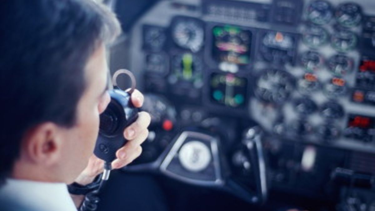 Pilota si sente male, un passeggero prende il controllo dell’aereo e fa un atterraggio di emergenza