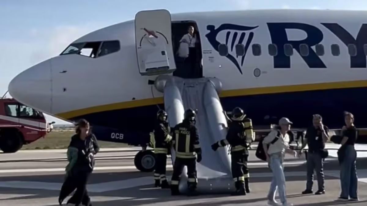 Motore dell’aereo Ryanair in fiamme a Brindisi, panico tra i passeggeri: “Fiamme e panico a bordo”