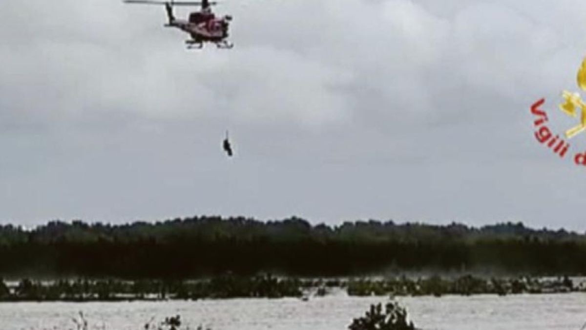 Maltempo, esonda il fiume Agri: i pompieri salvano con l’elicottero 3 agricoltori a Tursi