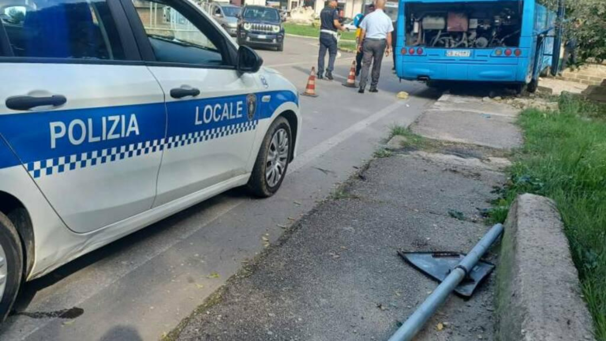 Termoli, bus pieno di studenti si schianta contro un muretto