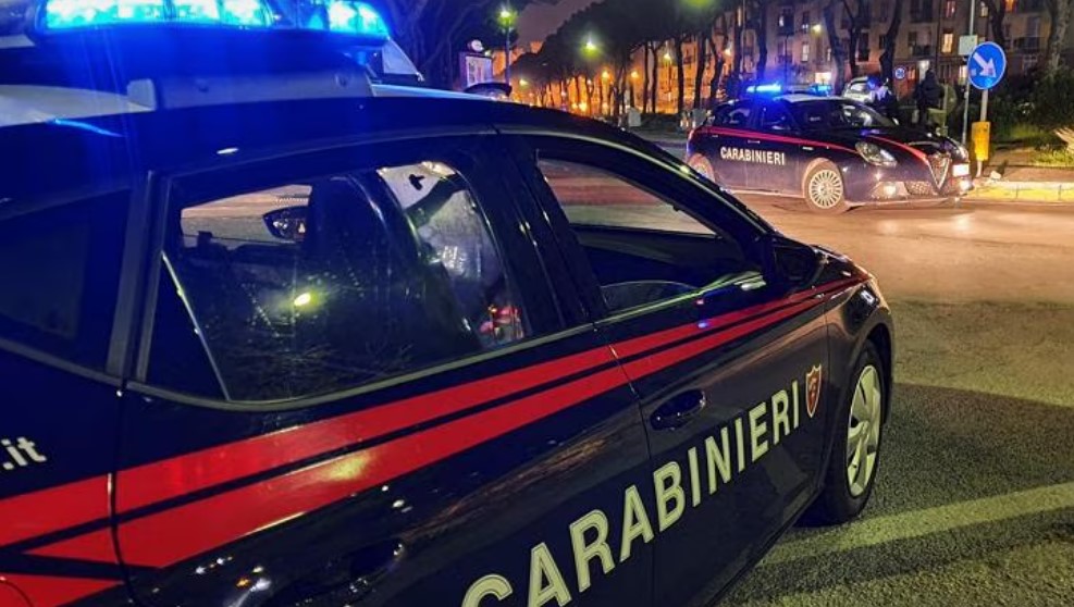 Medesano, donna uccisa a colpi di pistola: si cerca il marito