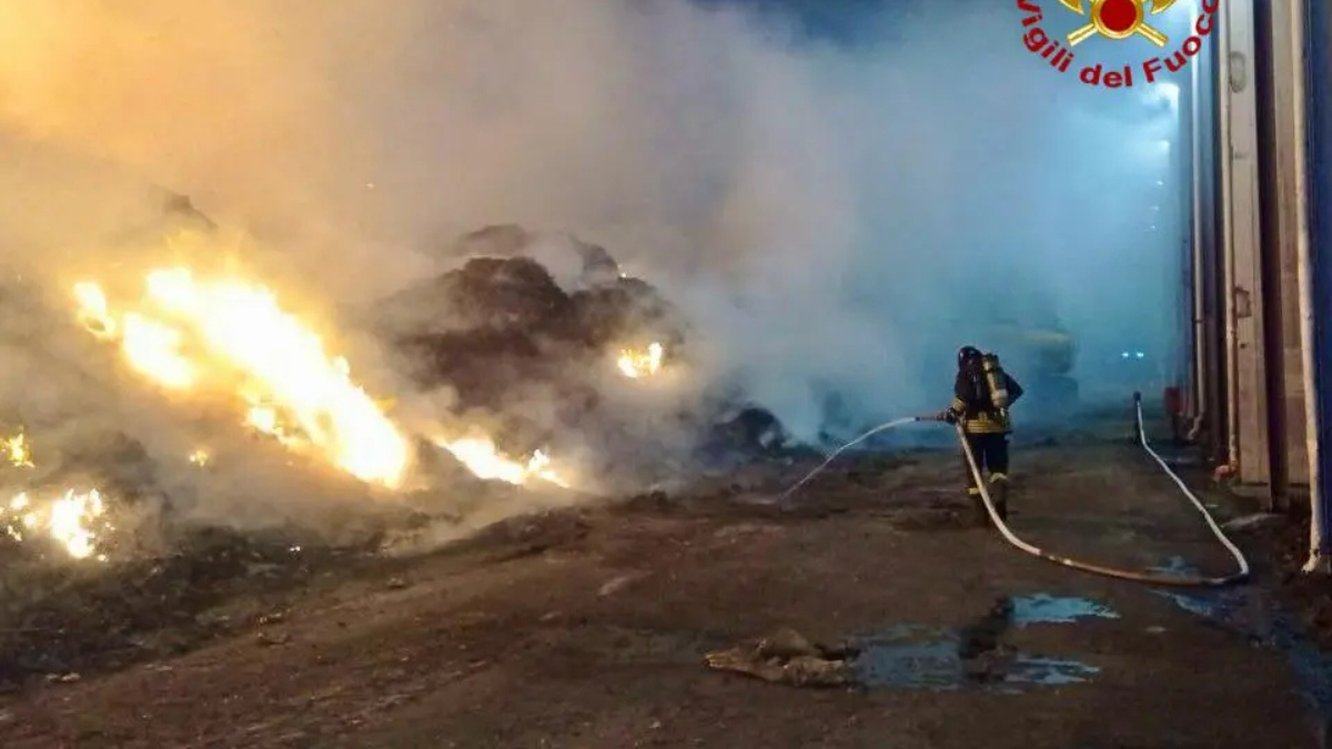 Si incendia un autocompattatore, a fuoco rifiuti pericolosi: panico a Palermo