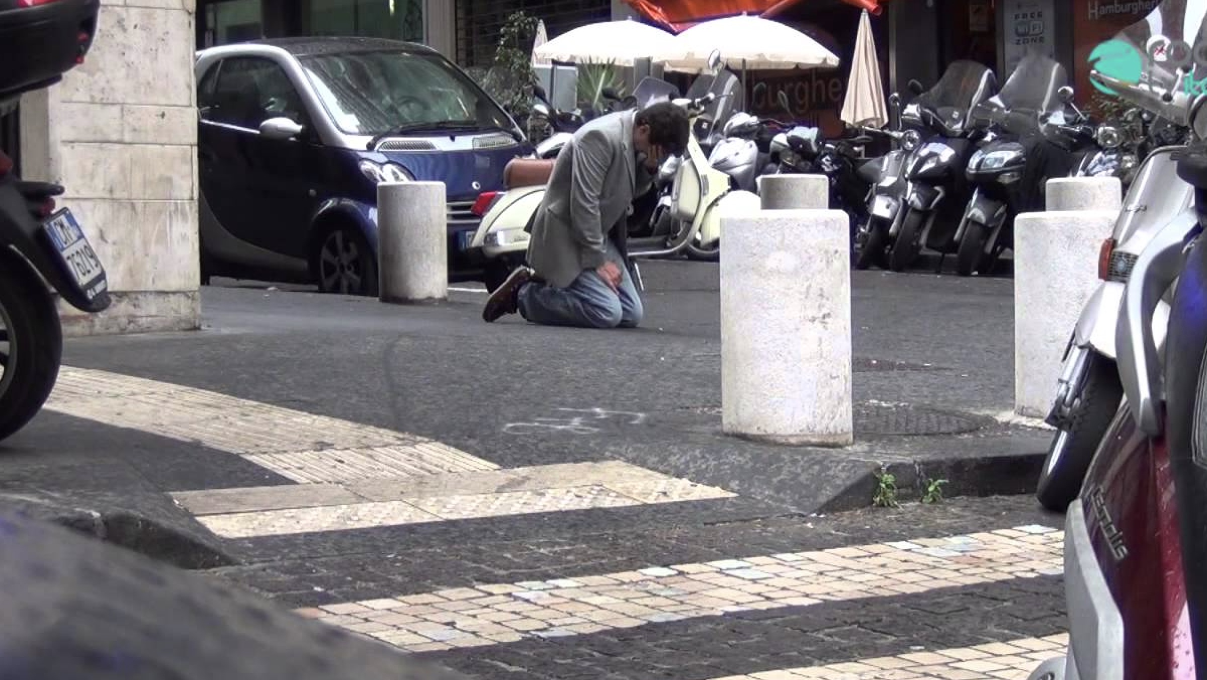 Papà sviene in strada dalla fame dopo il licenziamento: “Non mangiavo da giorni”. Lotito gli offre un lavoro