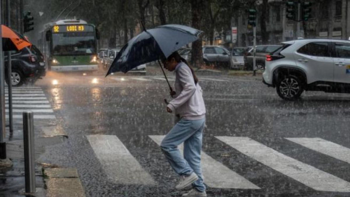 Maltempo su mezza Italia, scatta l’allerta. Poi cambia di nuovo tutto