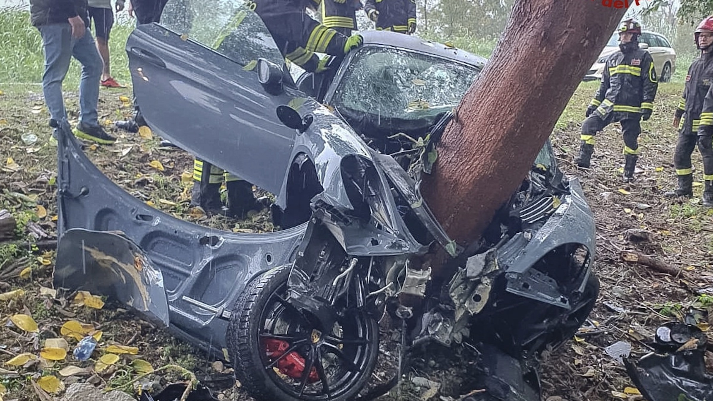 Rosolina, Porsche si schianta contro un albero: gravissimo un giovane