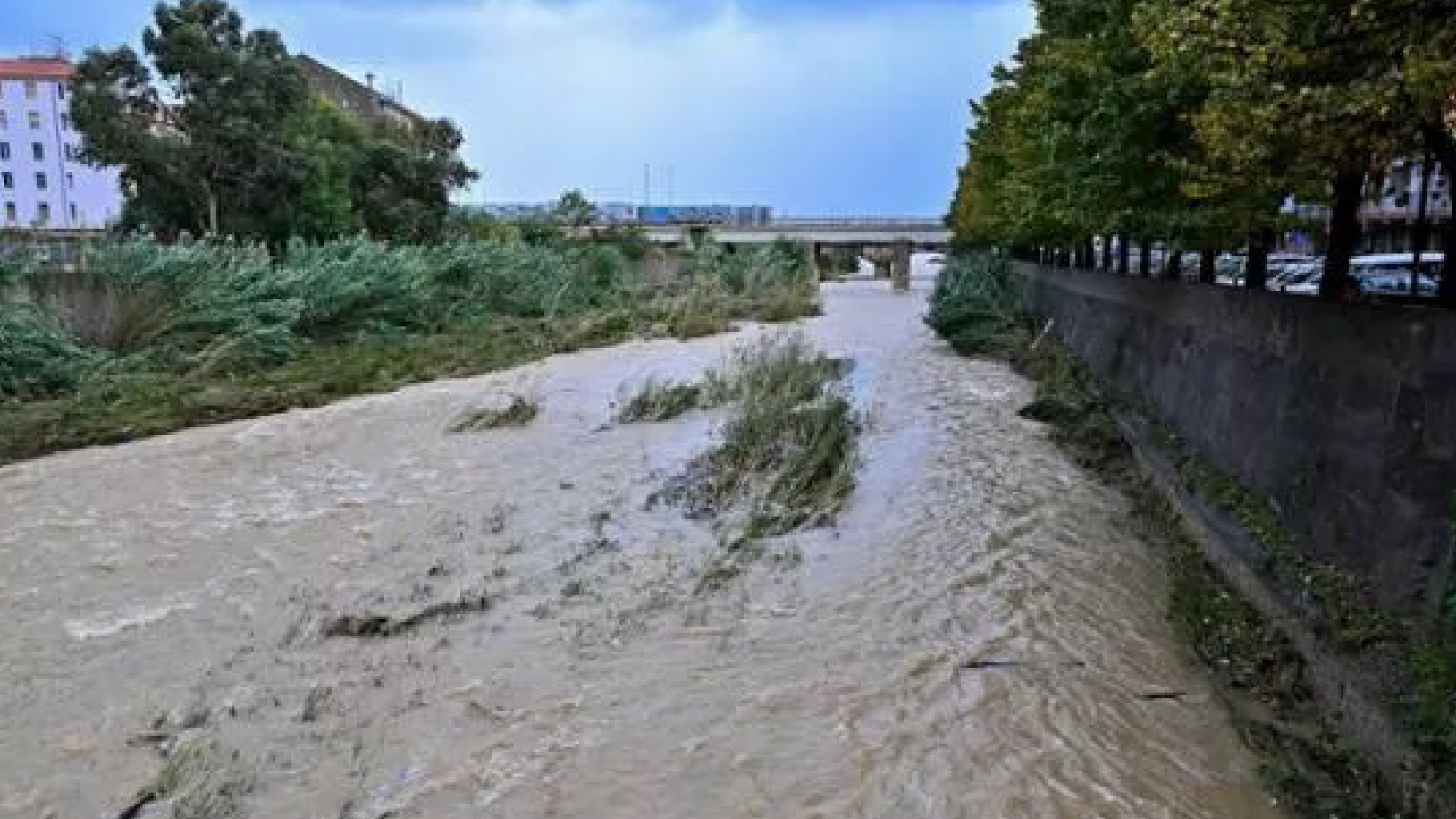 Livornese: fiume Cornia rompe gli argini, 12 persone isolate. Un uomo si salva dall’acqua aggrappandosi ai cartelli stradali