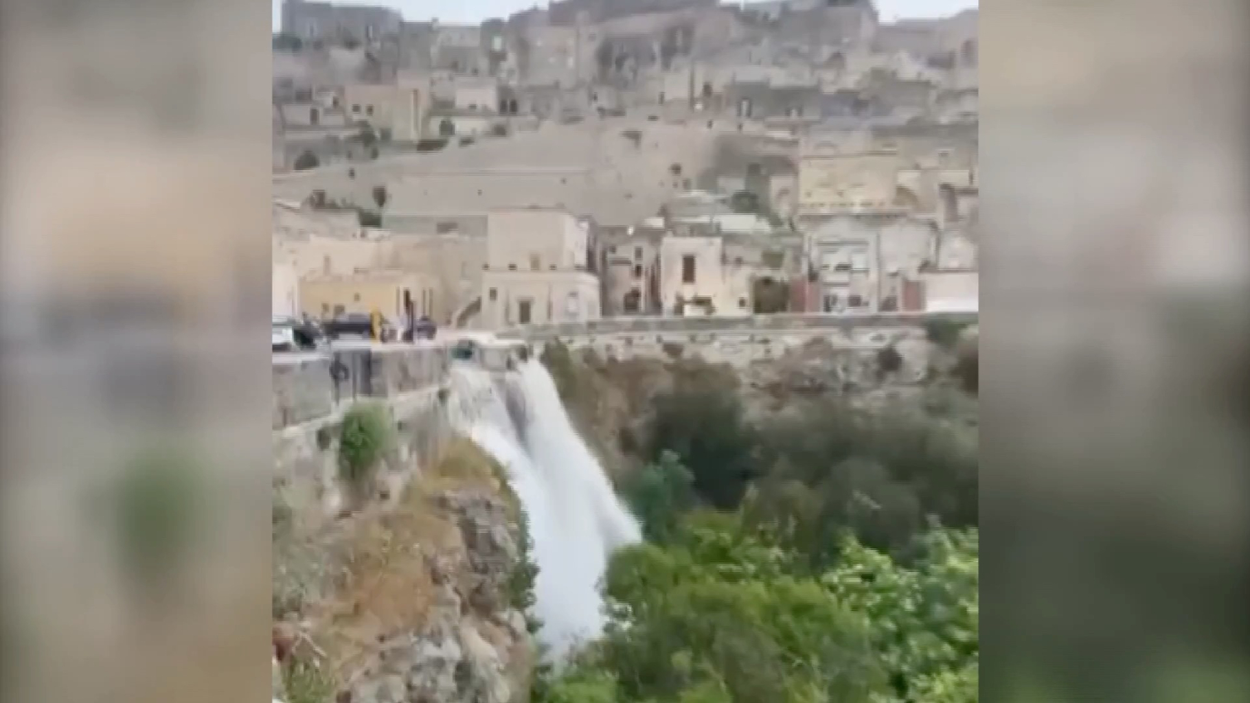 Matera colpita dal maltempo, ma lo spettacolo naturale affascina i turisti