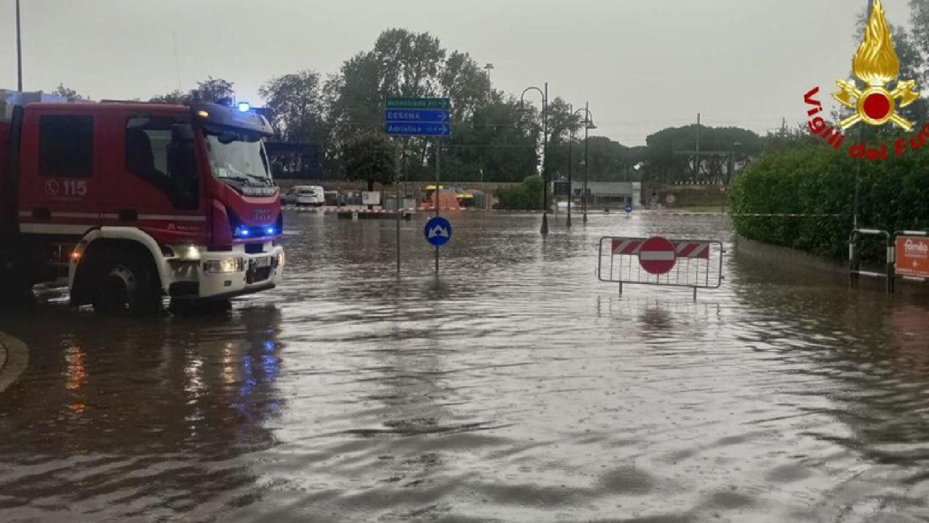 Maltempo a Bologna, città travolta da acqua e fango. Concerto Tozzi, nessuno può uscire