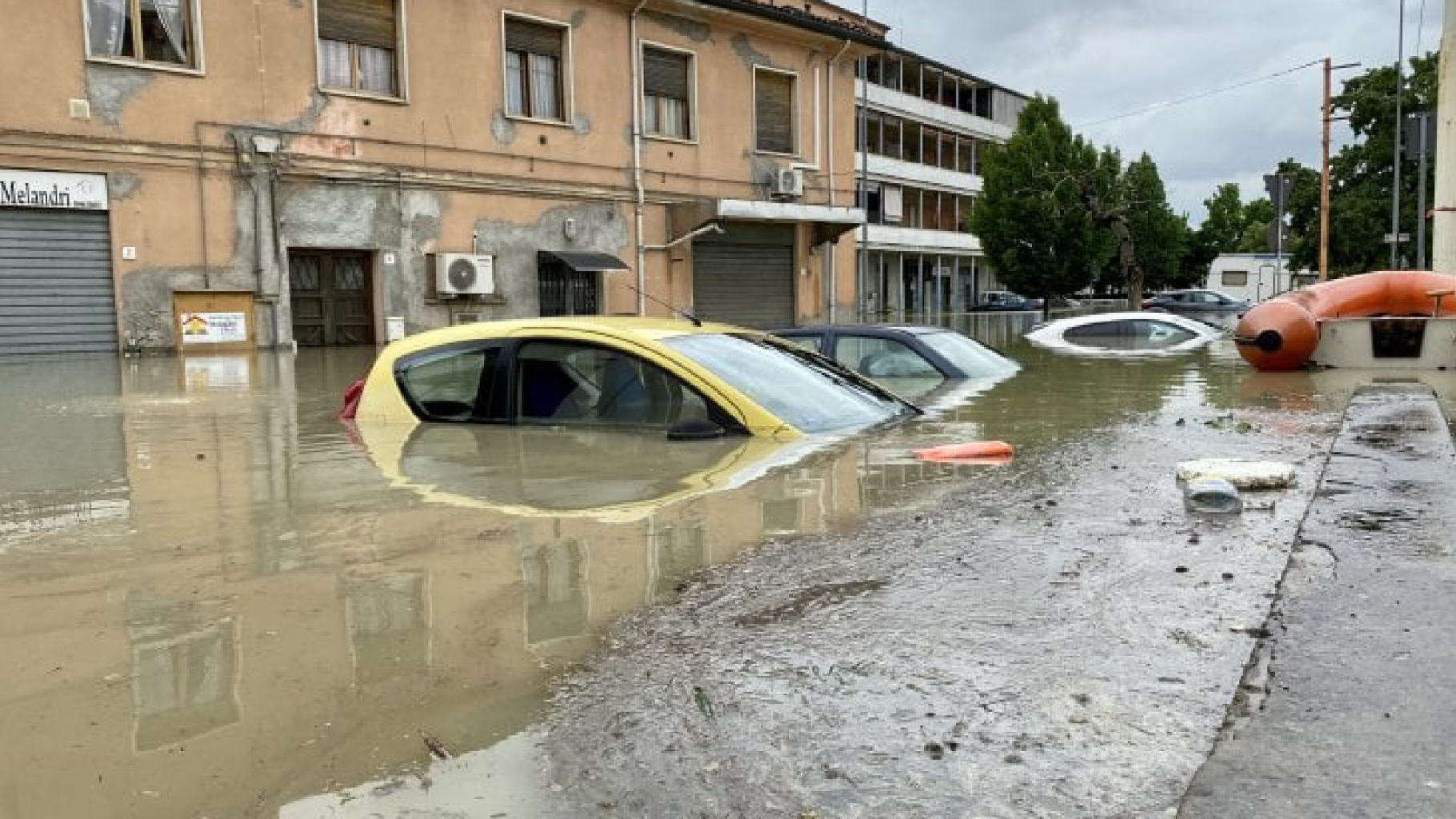 Maltempo a Bologna: slavina d’acqua e strade trasformate in torrenti