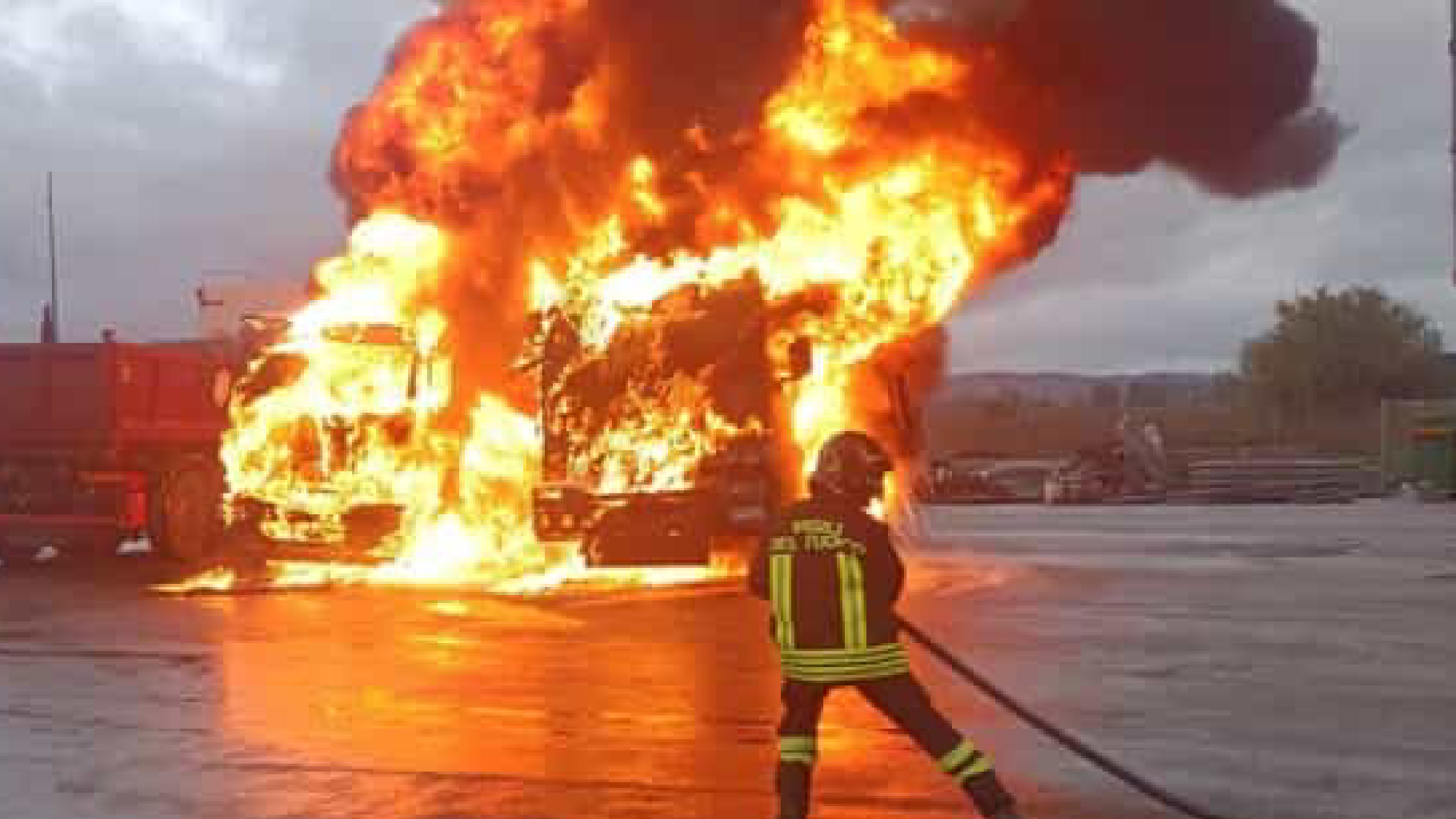 Incendio sull’Aurelia, due camion avvolti dalle fiamme: paura ma nessun ferito