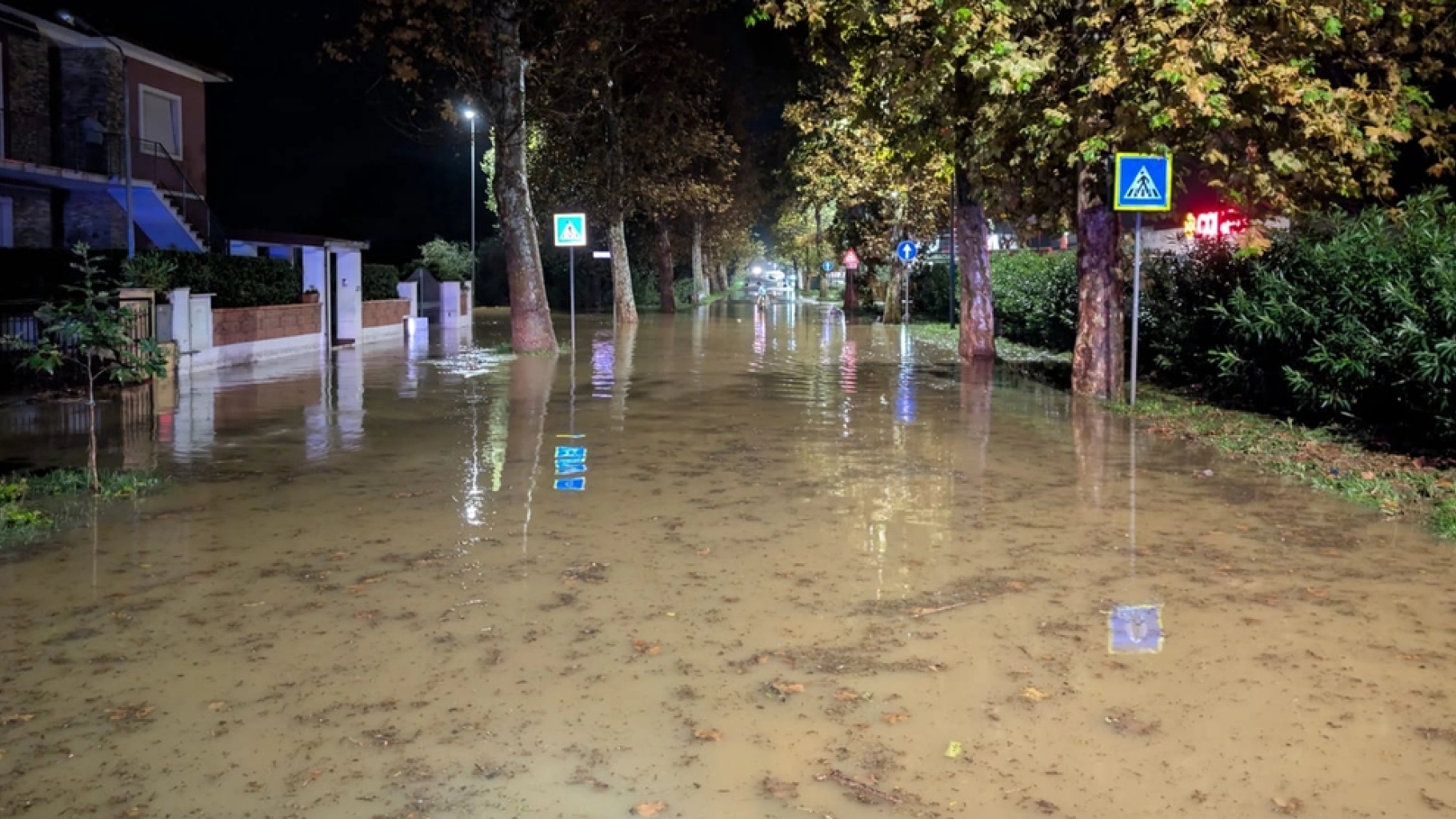 “Dobbiamo buttare via tutto”. Nubifragio nella notte, disastro di acqua e fango