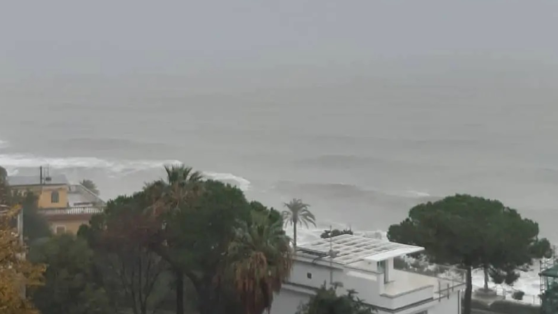 Muro d’acqua colpisce il Ponente di Genova e Savona: allagamenti e una persona dispersa ad Arenzano