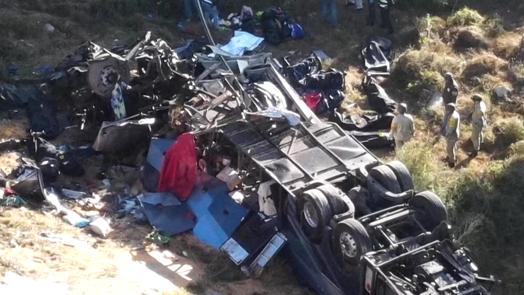 Tragico incidente: autobus precipita in un burrone, almeno 24 morti