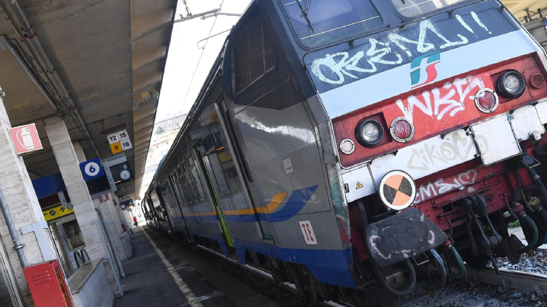 Maltempo, frana sulla ferrovia: treni bloccati e deviati