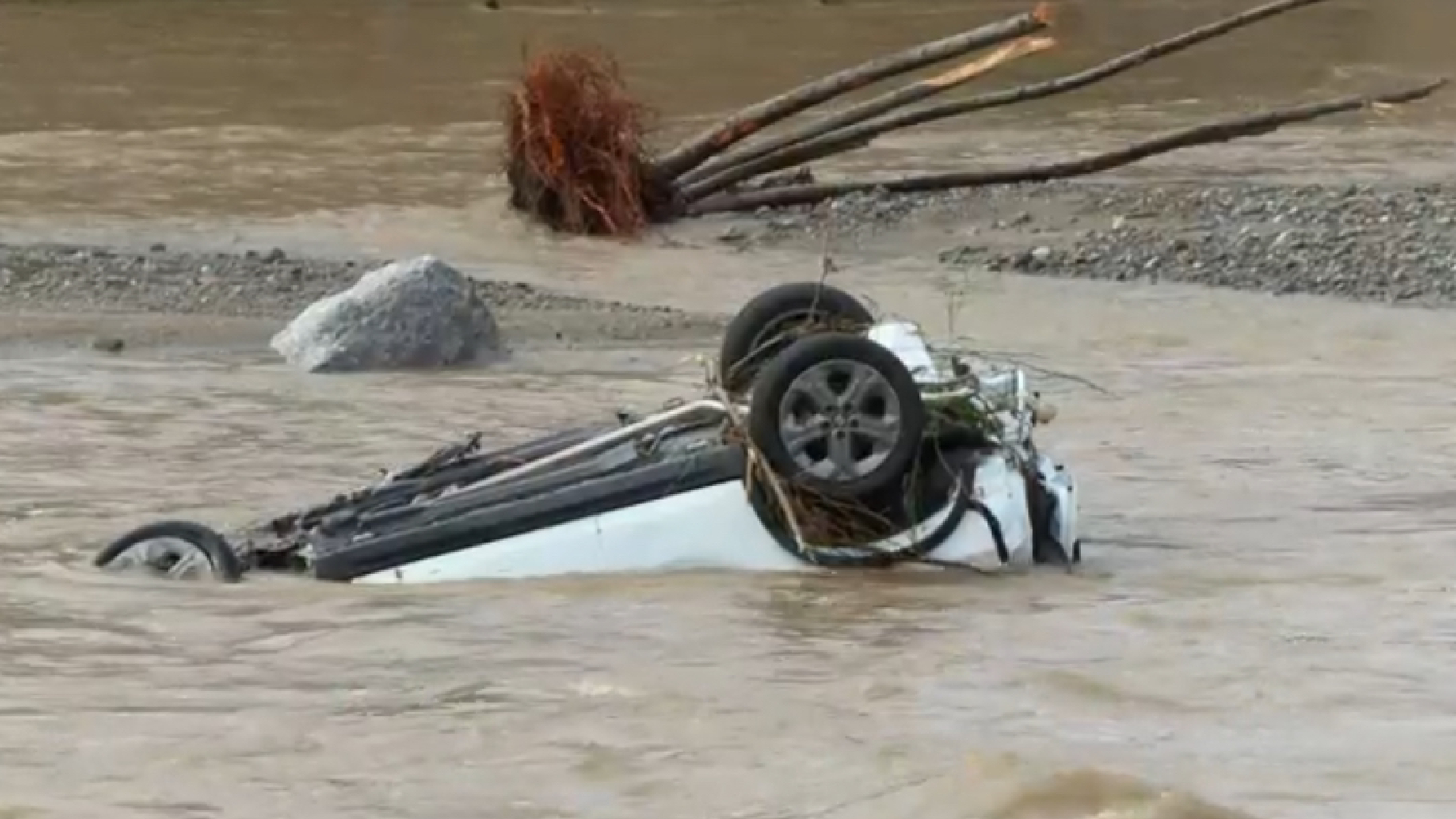 Auto trascinate dalla piena riaffiorano nel fiume Bormida a Cairo Montenotte