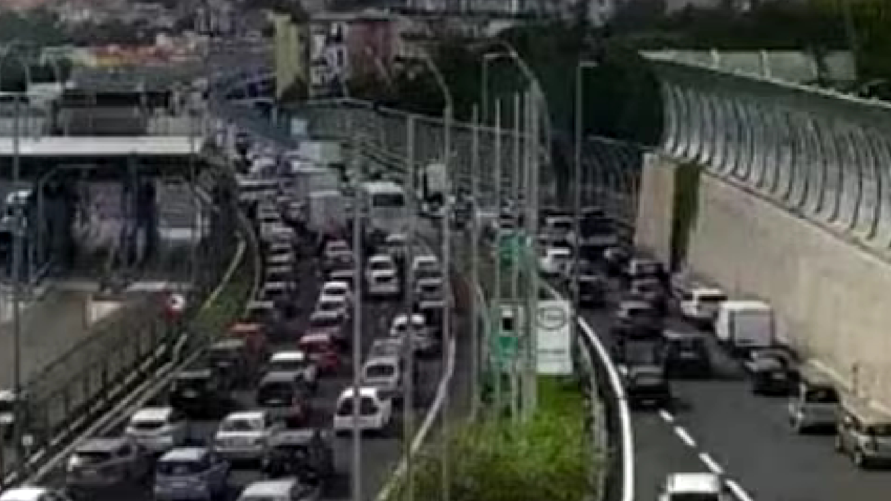 Scontro tra furgoni in galleria: traffico bloccato a Napoli