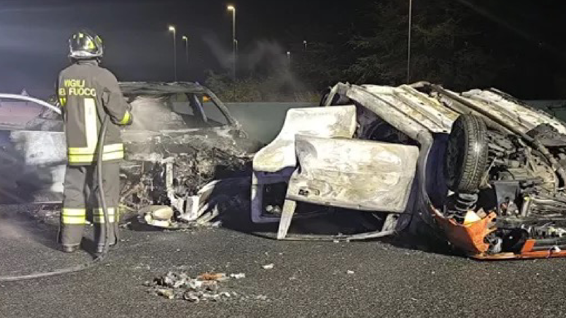 Schianto tremendo in autostrada, macchine a fuoco. È tragedia