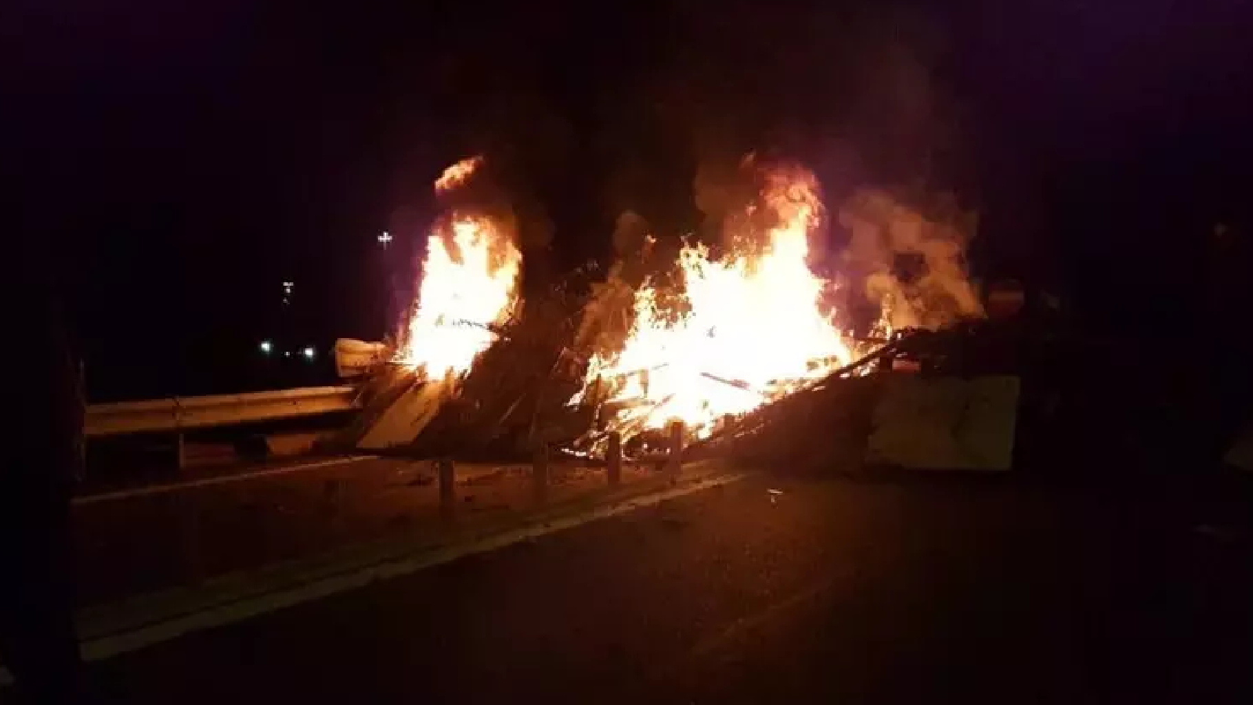 Notte di tensioni in Val di Susa, per ore bombe carta e lacrimogeni