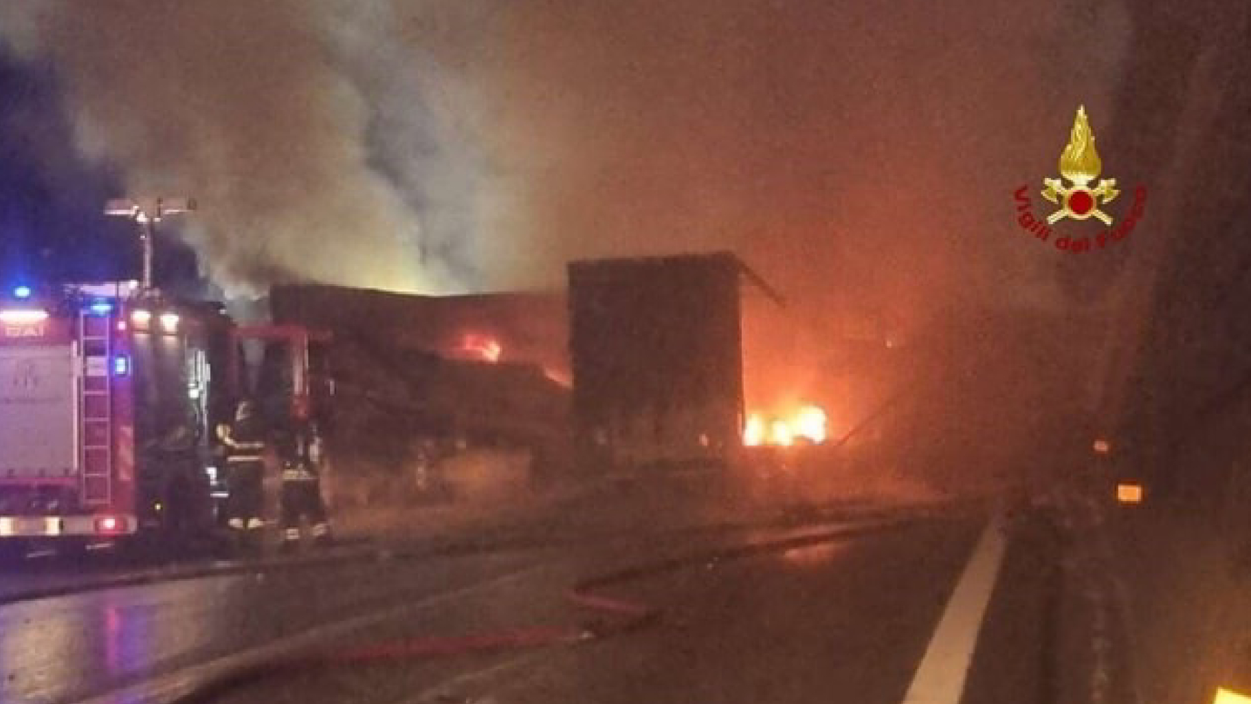 Incidente tremendo in autostrada: tir in fiamme, traffico bloccato