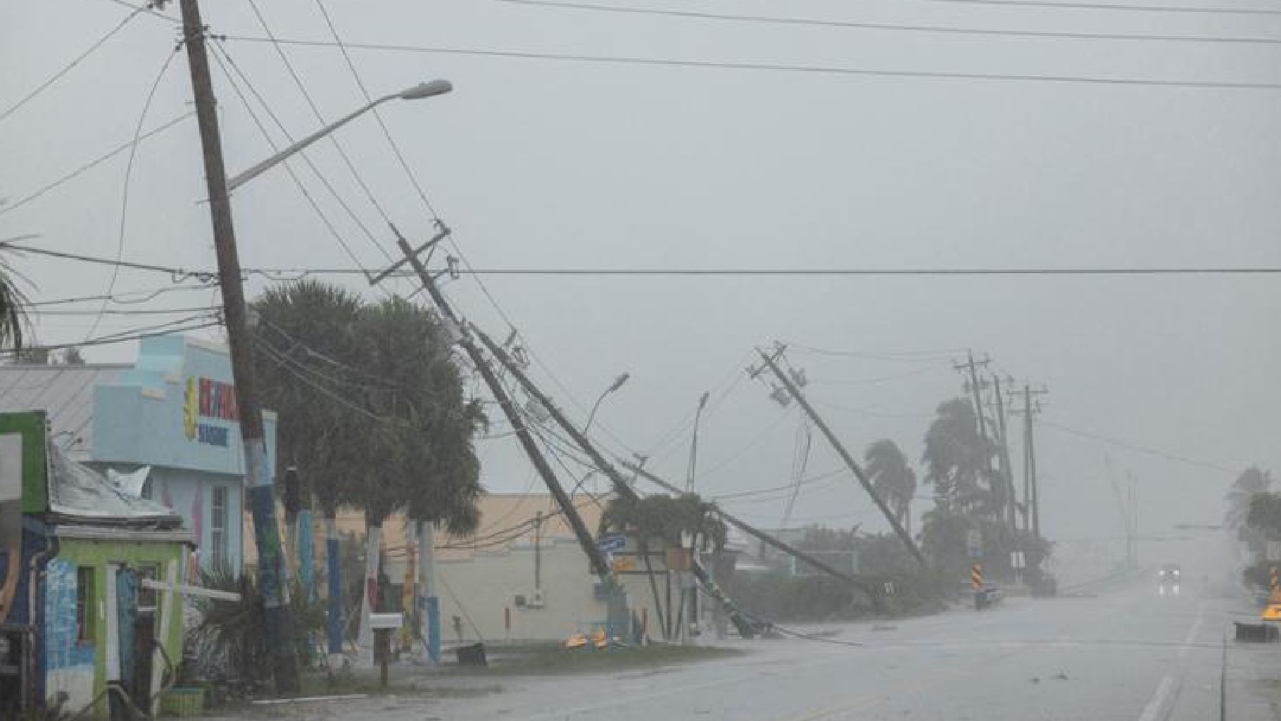 Uragano Milton tocca terra in Florida: alcuni morti in una comunità per pensionati, danni e milioni senza elettricità