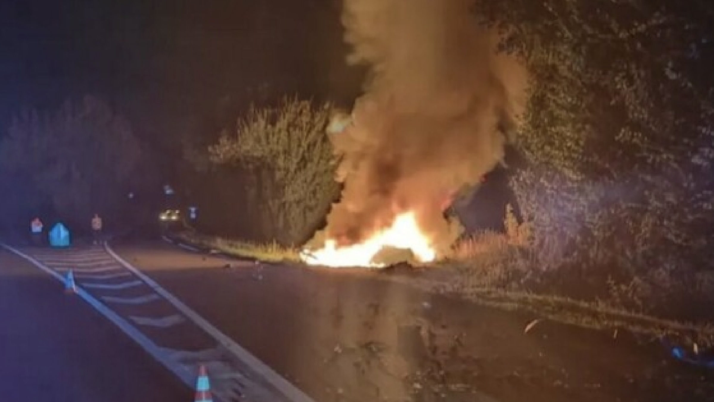 Incidente in Francia: Tesla si schianta e prende fuoco, 4 morti