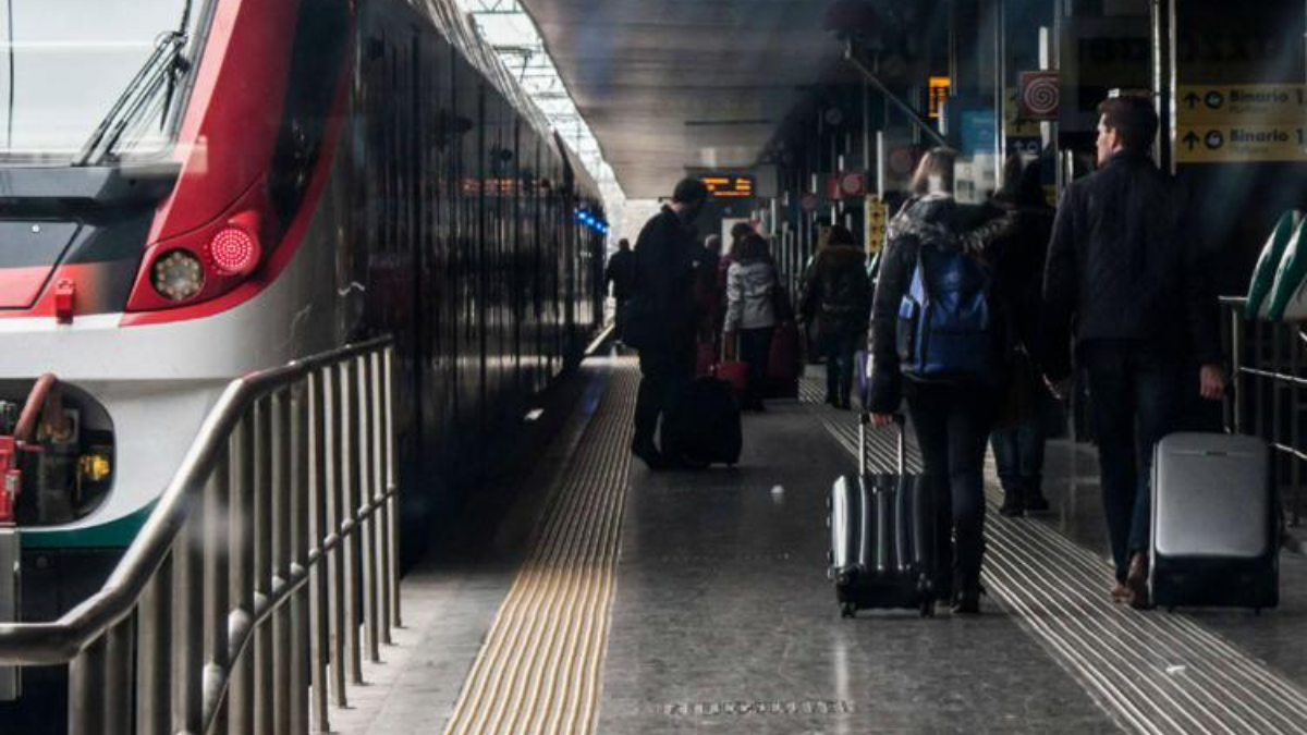 Ferrovie, Roma Civitavecchia bloccata per un telo sulla linea elettrica, stop ai treni e viaggiatori in attesa