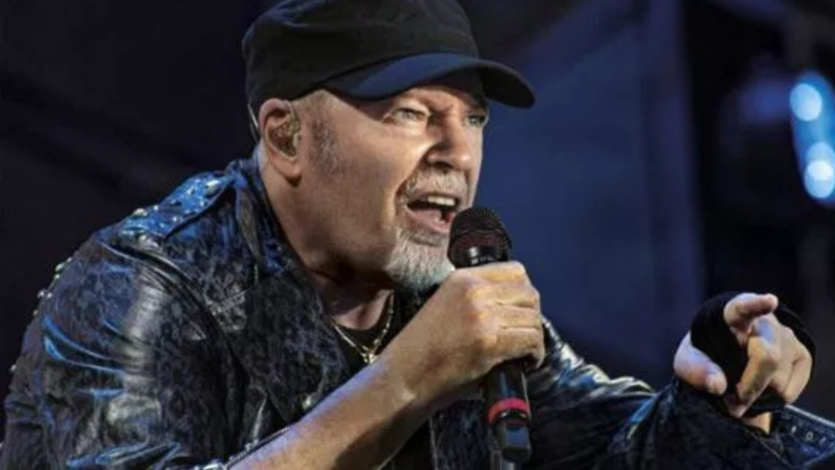 Vasco Rossi ricorda il padre e tira la frecciata politica: “Tu contro i fascisti, ora sono tornati”