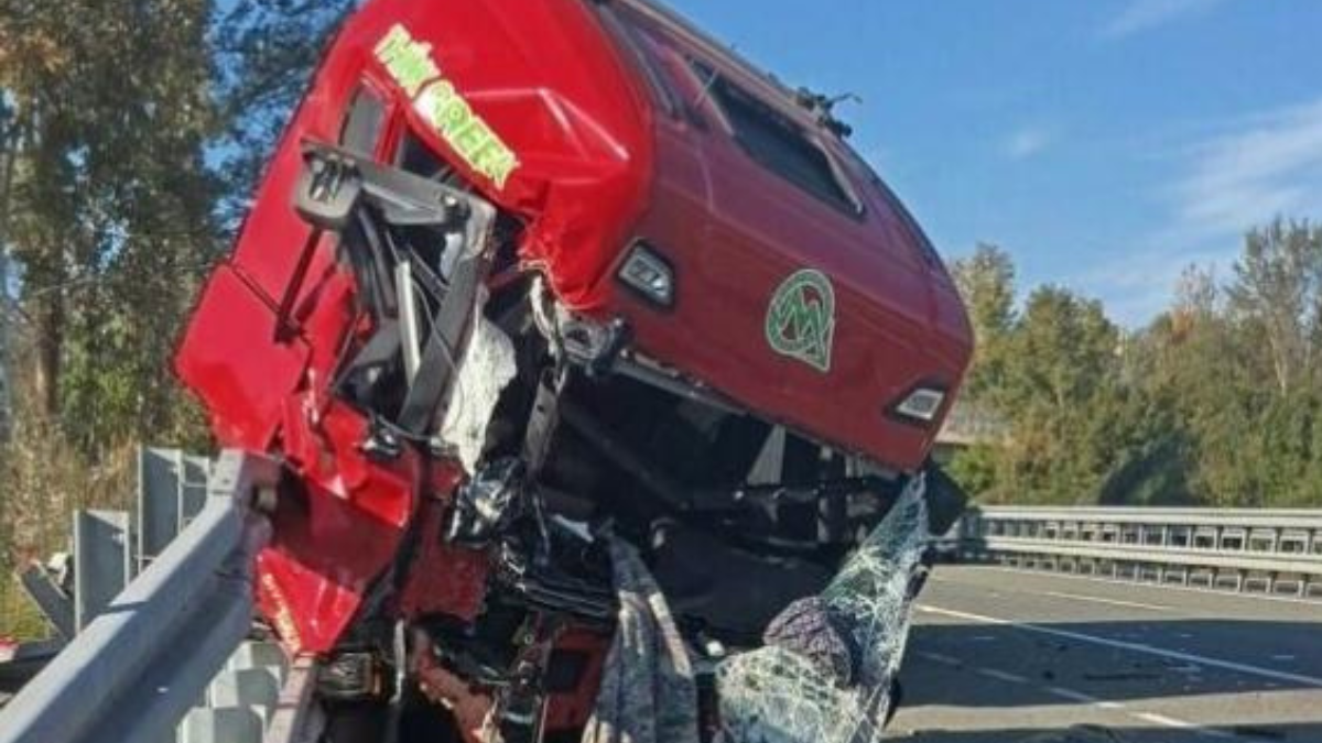 Terribile incidente tra camion e bus. A bordo le giovanili dell’Empoli