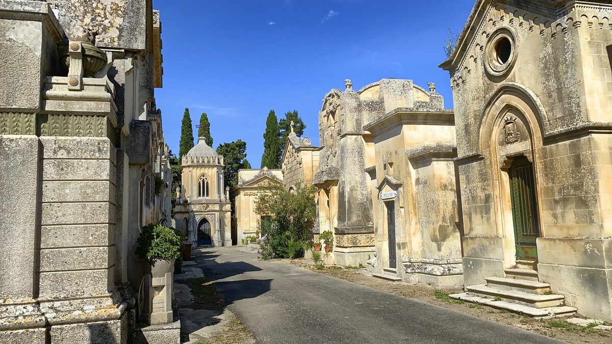 Mistero al cimitero di Lecce: scoperto uno scheletro umano sopra una bara